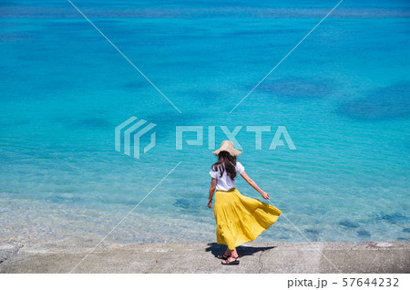 海とロングスカートの女性　南国ビーチリゾート　ロングヘア　麦わら帽子　奄美大島　　 57644232
