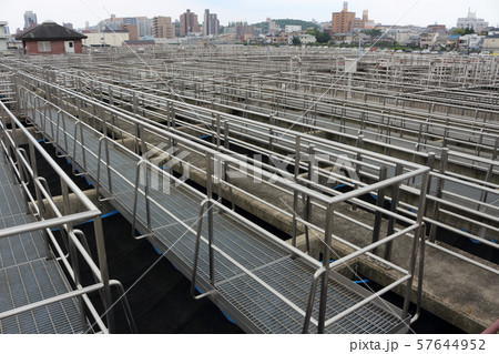 浄水場施設の鉄パイプ群 57644952