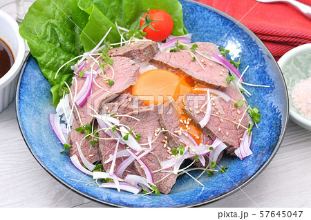 ローストビーフ丼、タレと岩塩、卵黄。赤ワインを添えて。 ローストビーフ丼、タレと岩塩、卵黄。赤ワインを添えて。 57645047