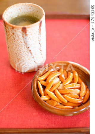 柿の種とお茶 57645230