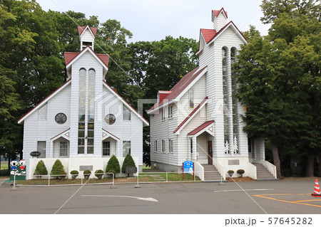 さっぽろ羊ヶ丘展望台　クラークチャペル（左）とさっぽろ雪まつり資料館 57645282