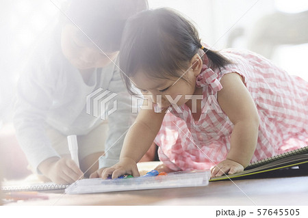 子供　ライフスタイル　絵描き 57645505
