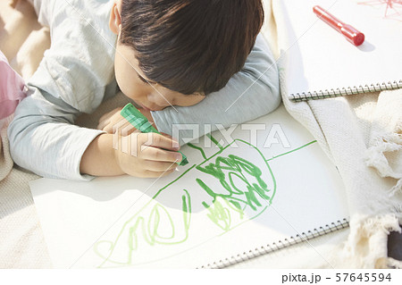 子供　ライフスタイル　絵描き 57645594