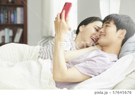 カップル ライフスタイル 寝室 カップル ライフスタイル 寝室 57645676