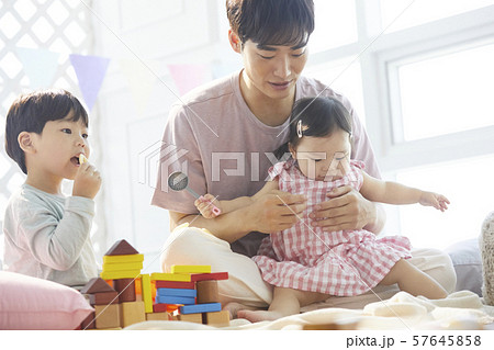 親子　ライフスタイル　子守 57645858