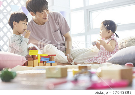 親子　ライフスタイル　子守 57645895