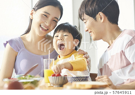 家族 ライフスタイル 食事 家族 ライフスタイル 食事 57645911