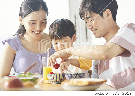 家族 ライフスタイル 食事 家族 ライフスタイル 食事 57645918