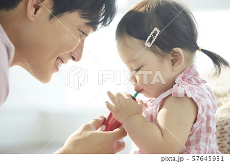親子 ライフスタイル 飲み物 親子 ライフスタイル 飲み物 57645931