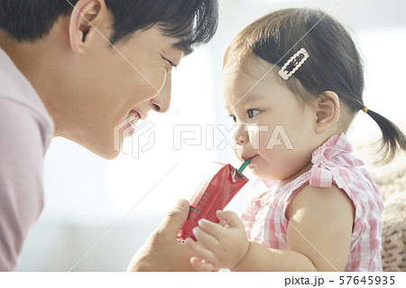 親子　ライフスタイル　飲み物 57645935