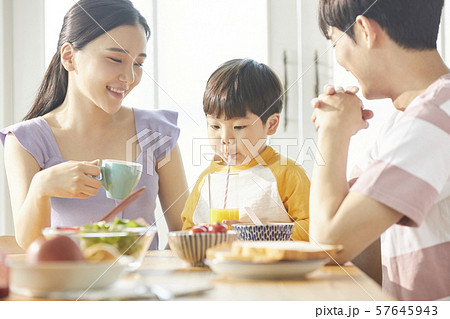 家族　ライフスタイル　食事 57645943
