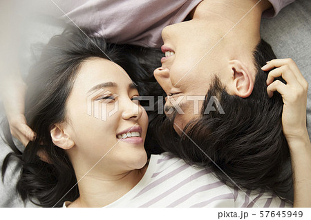 カップル　ライフスタイル　寝室　 57645949