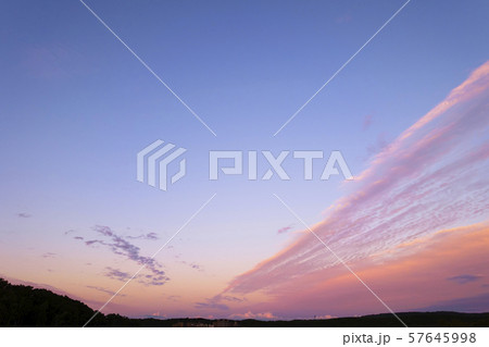 夕焼け空（+住宅街のシルエット） 57645998