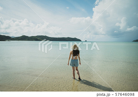 海と水着の女性 南国ビーチリゾート 奄美大島 海と水着の女性 南国ビーチリゾート 奄美大島 57646098