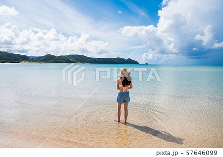 海と水着の女性 南国ビーチリゾート 奄美大島 の写真素材