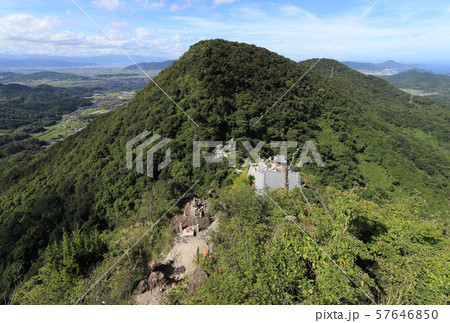 我拝師山から四国霊場第73番札所出釈迦寺の捨身ヶ嶽、修復成った奥の院根本御堂、中山、三豊平野を見る 我拝師山から四国霊場第73番札所出釈迦寺の捨身ヶ嶽、修復成った奥の院根本御堂、中山、三豊平野を見る 57646850