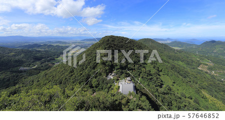 我拝師山から四国霊場第73番札所出釈迦寺の捨身ヶ嶽、修復成った奥の院根本御堂、中山、三豊平野を見る 我拝師山から四国霊場第73番札所出釈迦寺の捨身ヶ嶽、修復成った奥の院根本御堂、中山、三豊平野を見る 57646852