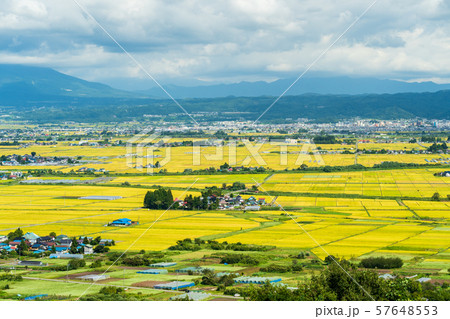 会津若松の町並みと田園地帯　会津美里 57648553
