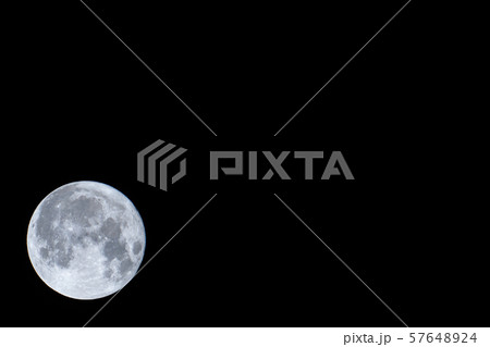 中秋の名月 高倍率 10mm 高解像度 7952 5304 撮影の写真素材