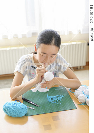 てるてる坊主を作る子ども 57649491