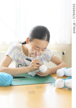 てるてる坊主を作る子ども 57649503