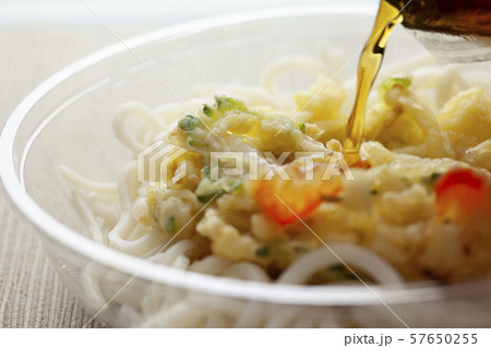 お惣菜の冷やし天ぷらうどん お惣菜の冷やし天ぷらうどん 57650255