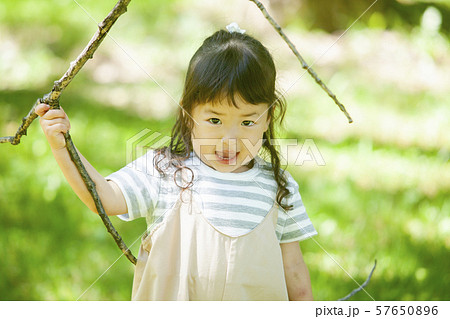 公園で遊ぶ女の子 57650896