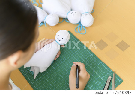 てるてる坊主を作る子ども 57650897
