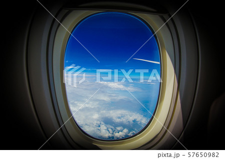 飛行機の窓 飛行機の窓から見える雲と空の写真素材 [57650982] - PIXTA