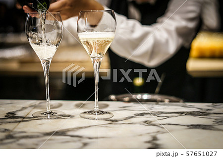 おしゃれなワイングラスのイメージ おしゃれなワイングラスのイメージ 57651027