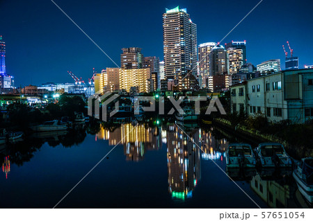 横浜港の船舶と横浜みなとみらいの夜景 横浜港の船舶と横浜みなとみらいの夜景 57651054