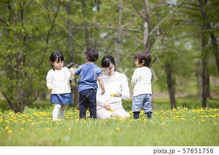 自然の中で遊ぶ子どもたち 57651756