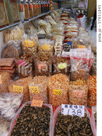 香港・徳輔道西の干し貝柱、塩干し魚などを売る店 57651845