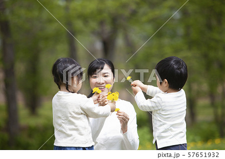 自然の中で遊ぶ子どもたち 57651932