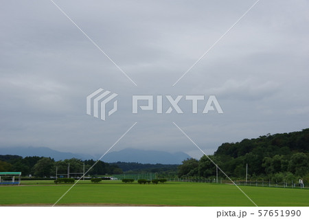 雲をかぶった山 57651990