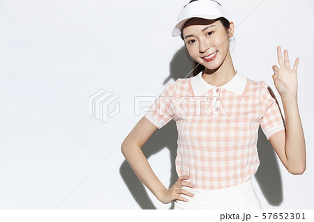 テニスウェアの女性 57652301