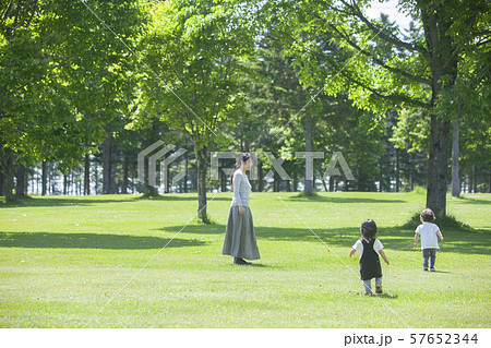 公園で遊ぶ家族 公園で遊ぶ家族 57652344