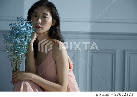 花と女性　ブルートーン 57652373