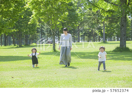 公園で遊ぶ家族 公園で遊ぶ家族 57652374