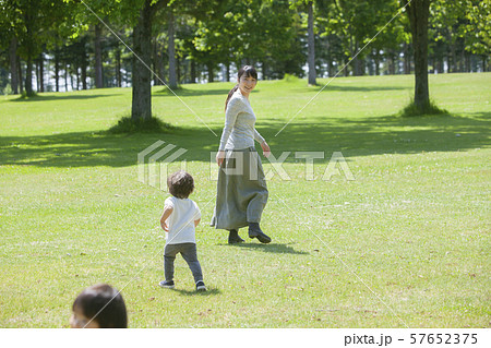 公園で遊ぶ家族 57652375