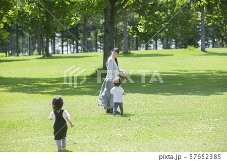 公園で遊ぶ家族 57652385