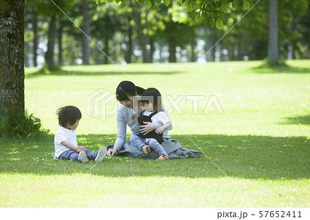 公園で遊ぶ家族 57652411
