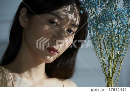 花と女性 ブルートーン 花と女性 ブルートーン 57652412