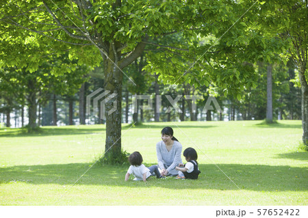 公園で遊ぶ家族 57652422