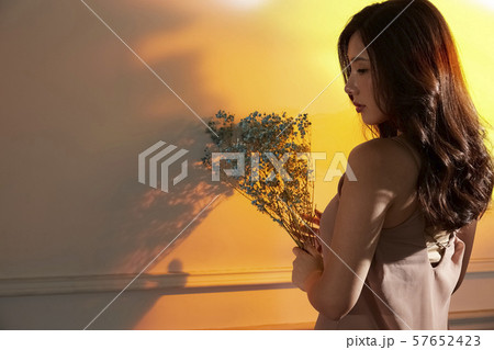 花と女性 ドラマチック 花と女性 ドラマチック 57652423