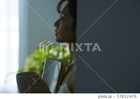 女性　ライフスタイル　ブルートーン 57652429