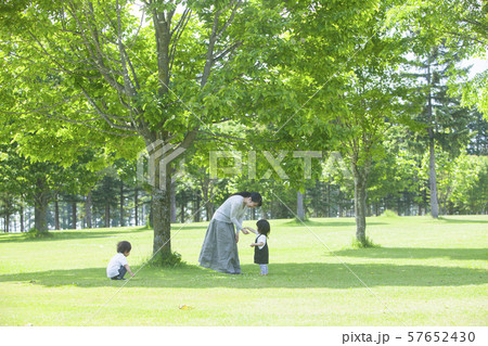 公園で遊ぶ家族 57652430