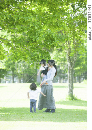 公園で遊ぶ家族 公園で遊ぶ家族 57652441