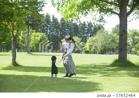 公園で遊ぶ家族 57652464