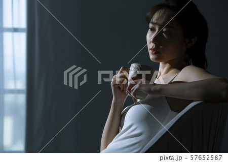 女性　ライフスタイル　ブルートーン 57652587